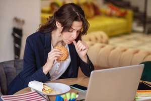 Девушка ест на работе, как убрать стрессовый живот